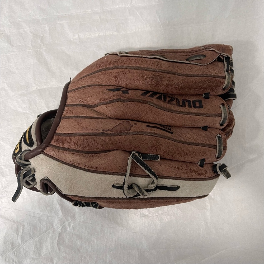 Mizuno Prospect Power Close leather glove. Size 10” (youth) Right Hand Glove